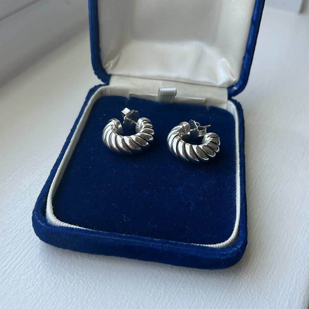 David Yurman 925 14K Sterling Silver Cable Sculpted Shrimp Huggie Hoop Earrings